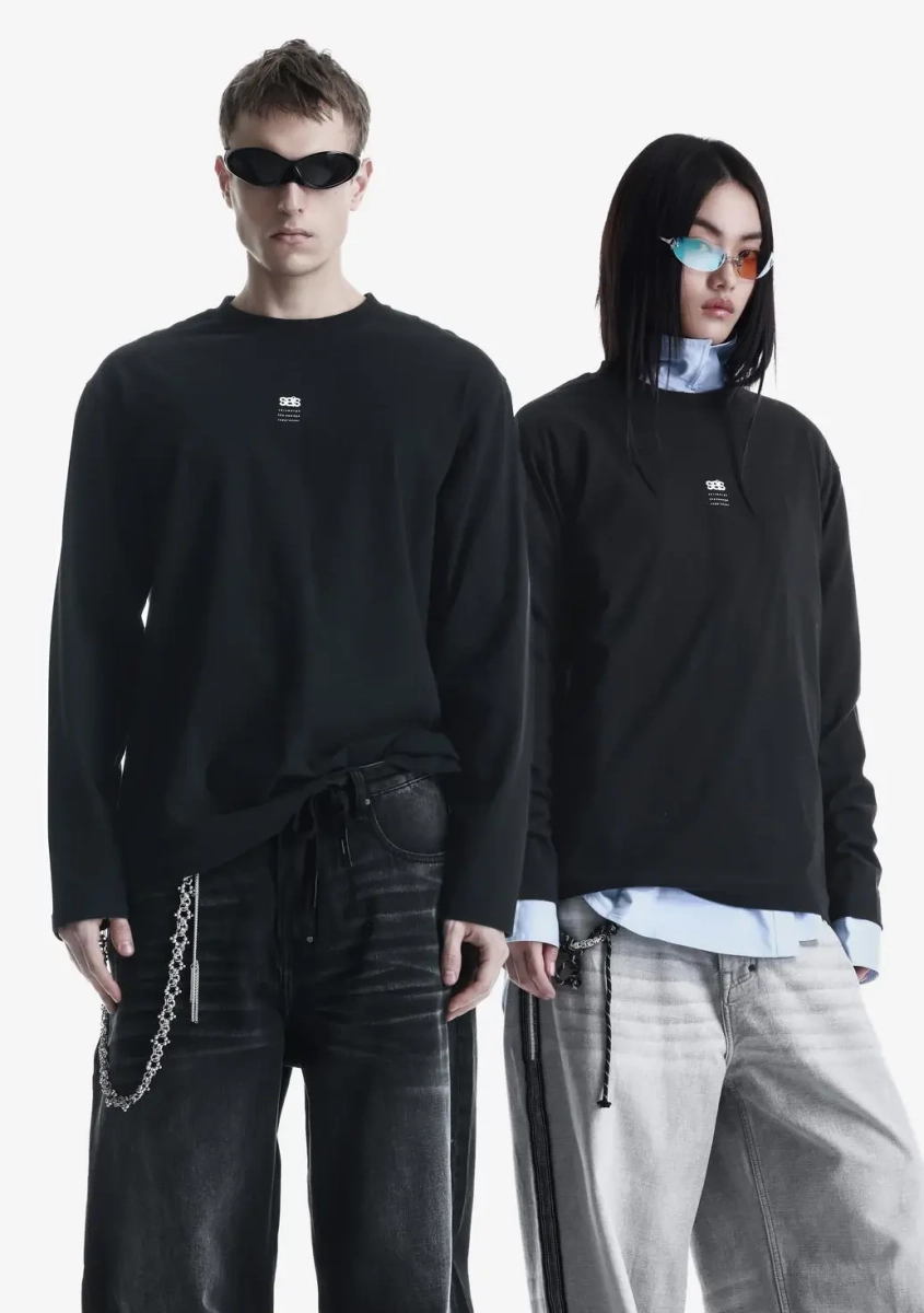 Лонгслив с тональным логотипом