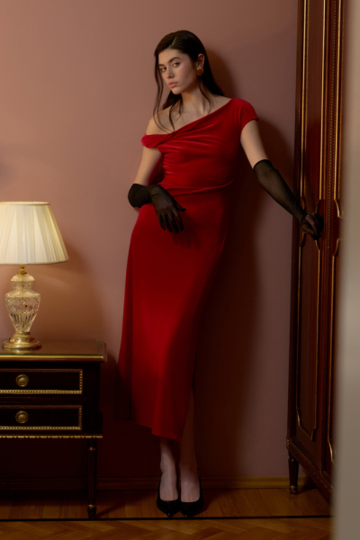 Платье макси с открытым плечом из бархата