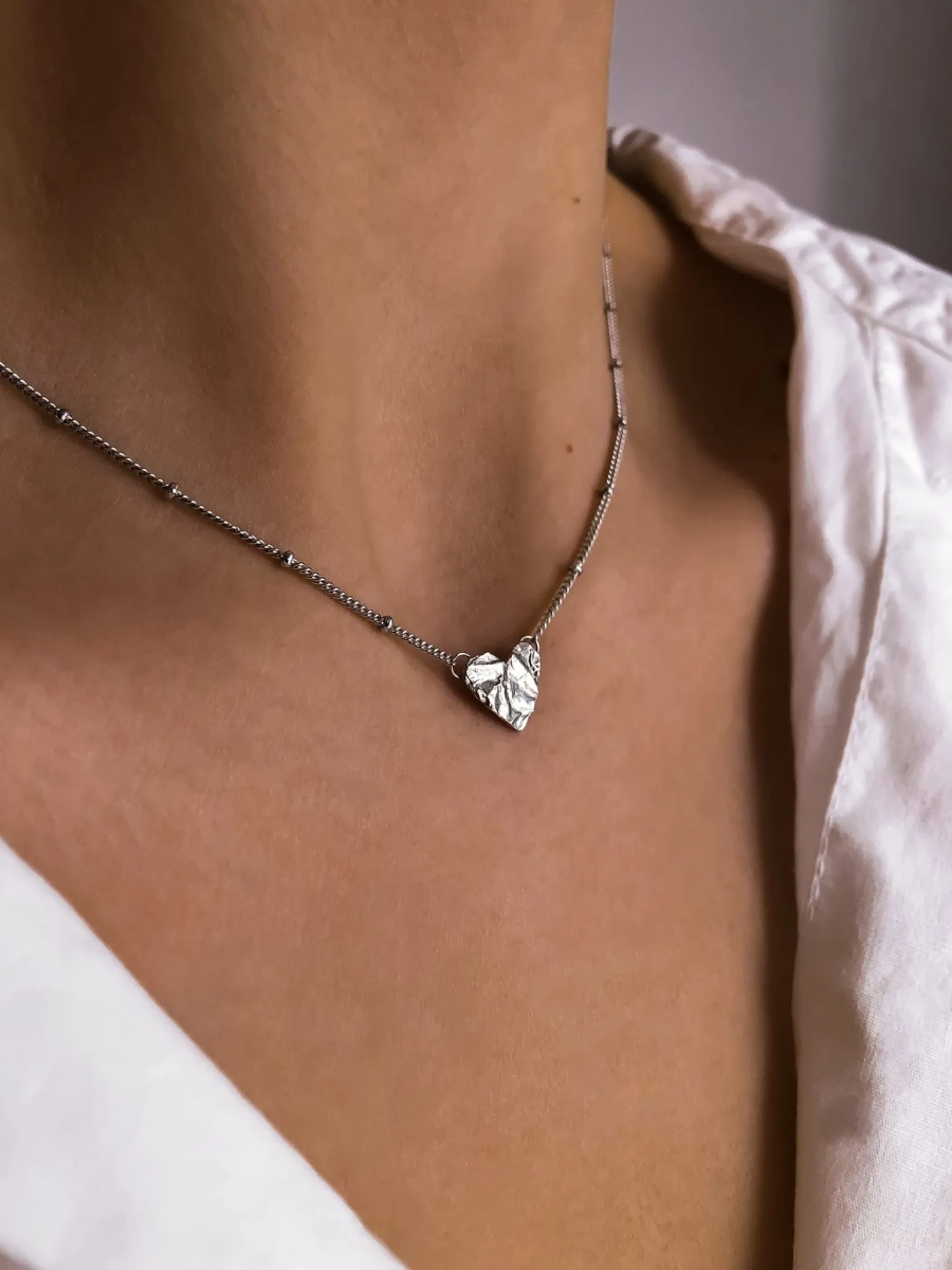 Серебряное колье-сердце «Текстура любви» мини SBLESKOM, цвет: серебро, 11084 купить онлайн