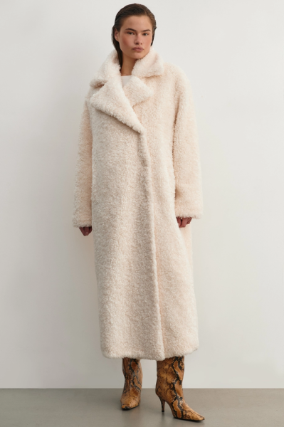 Шуба двубортная из кучерявого экомеха