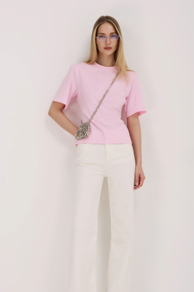 Футболка приталенного кроя с подплечниками