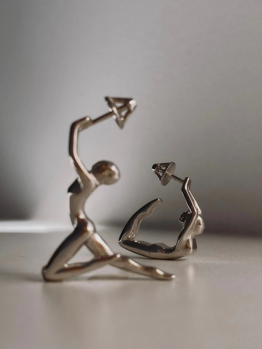 Серебряная моносерьга «Встала в позу» 1 SBLESKOM, цвет: серебро, 11666 купить онлайн