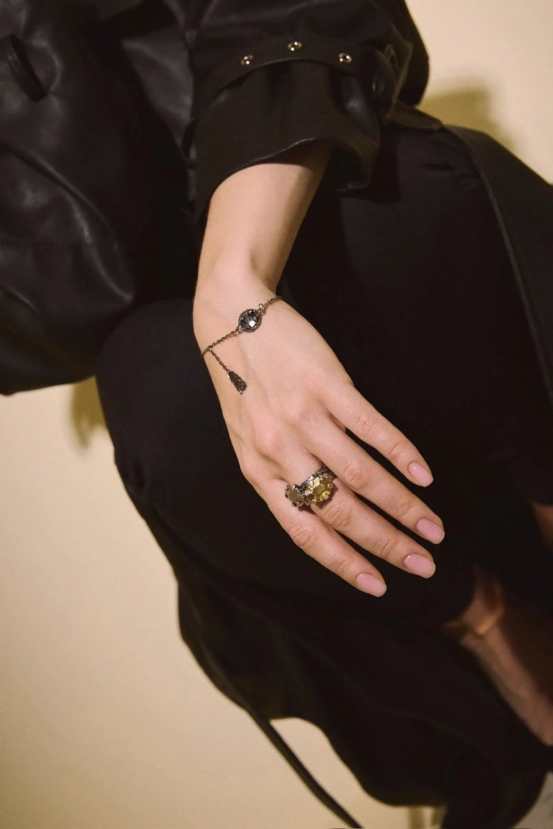 Серебряный ассиметричный браслет на руку «Королева драмы» black SBLESKOM, цвет: серебро, 92203 купить онлайн