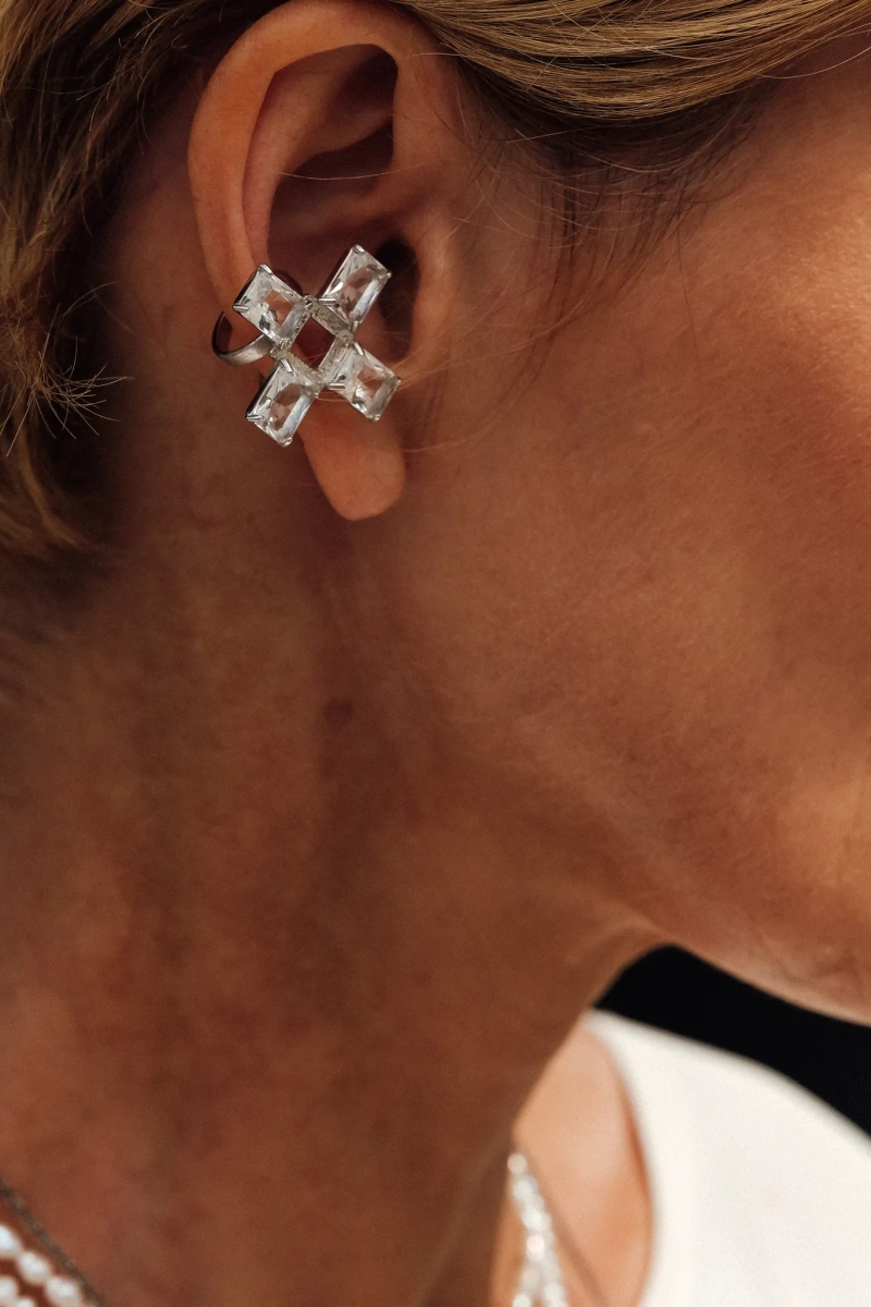 Серебряная серьга-кафф «Святая» с горным хрусталем SBLESKOM, цвет: серебро, 11722 купить онлайн