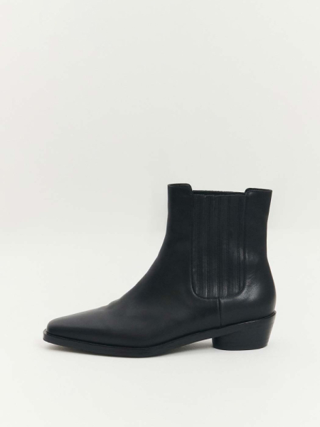 Ботинки-казаки из кожи