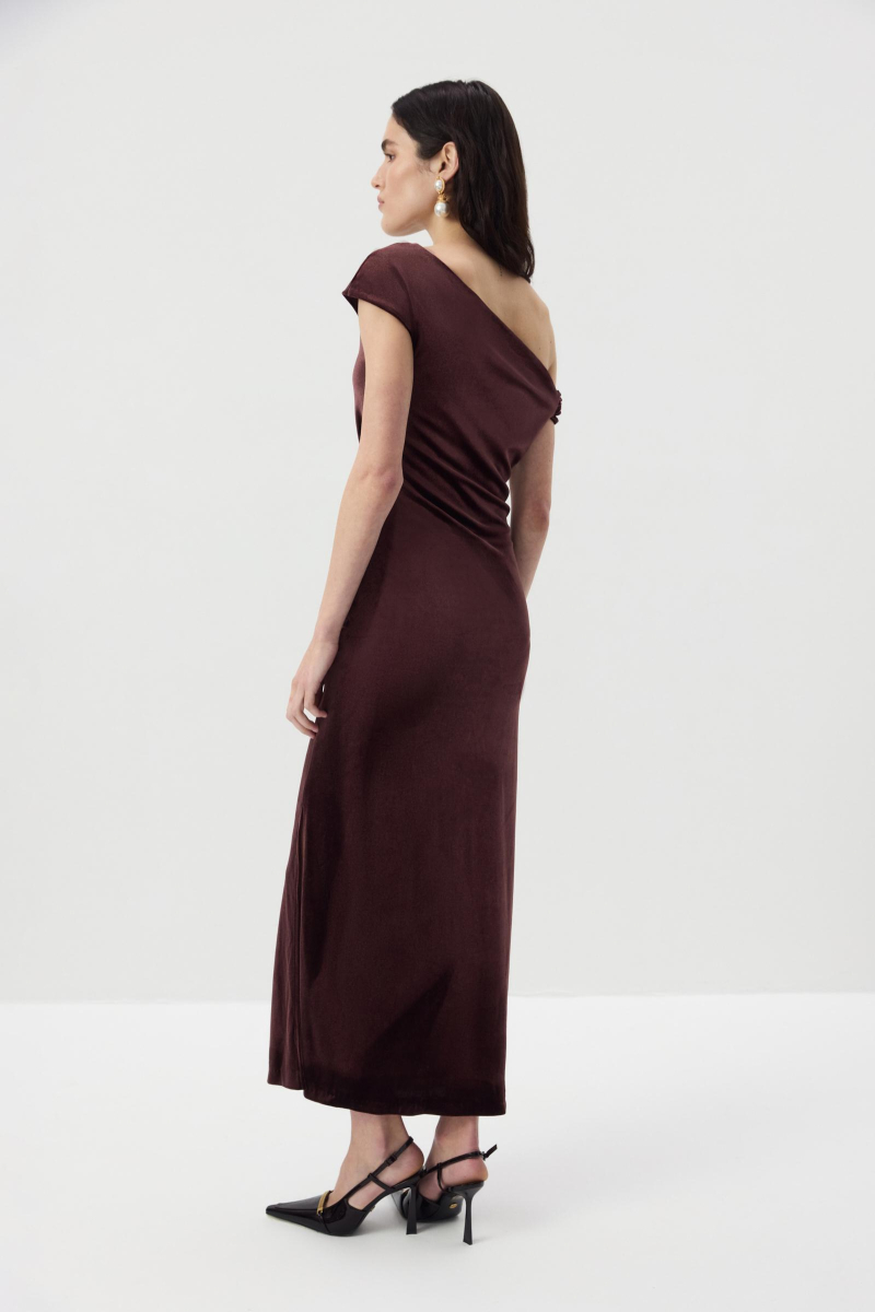 Платье макси с открытым плечом из бархата Charmstore, цвет: шоколадный, 111-27542-551 купить онлайн