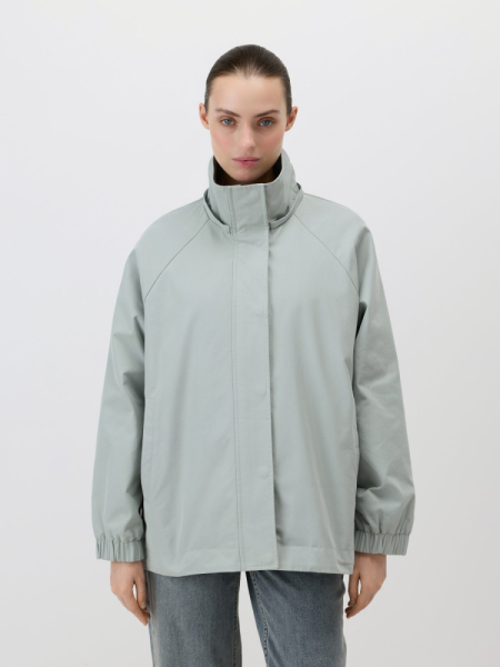 Ветровка с капюшоном