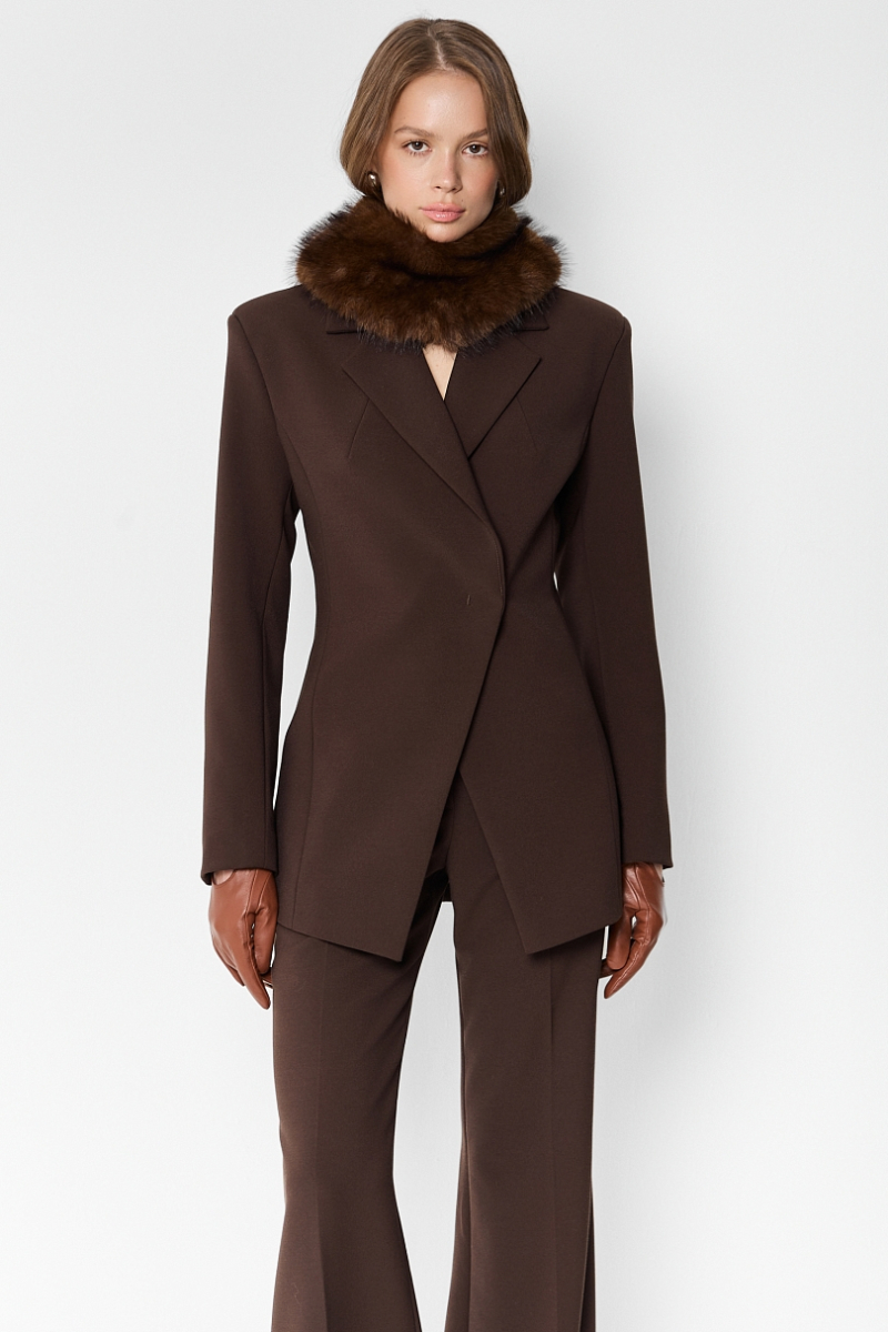 Жакет приталенный с акцентной брошью