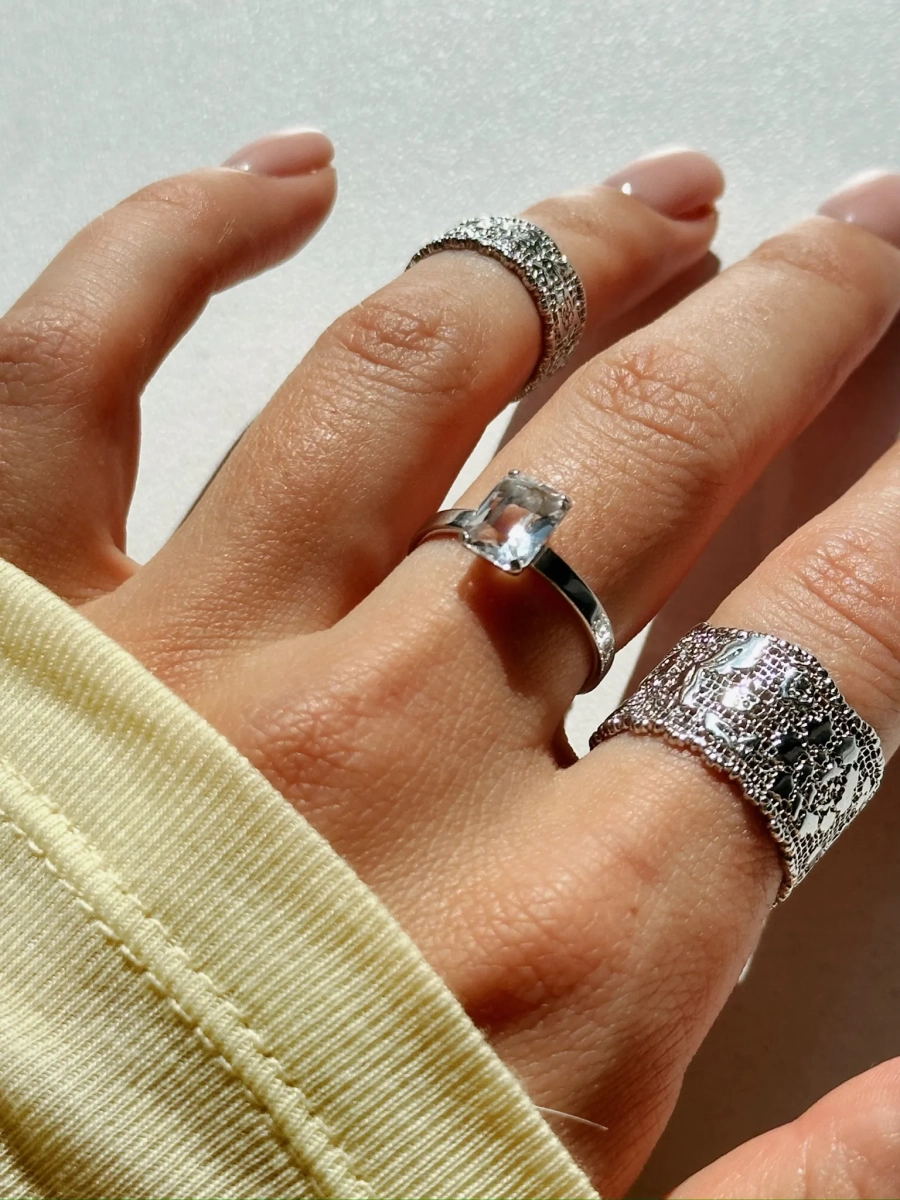 Серебряное широкое кольцо «Кружево» SBLESKOM, цвет: серебро, 12117 купить онлайн