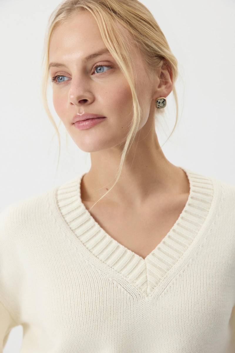 Джемпер V-neck из шерсти мериноса Charmstore, цвет: ванильный, 303-45698-113 купить онлайн
