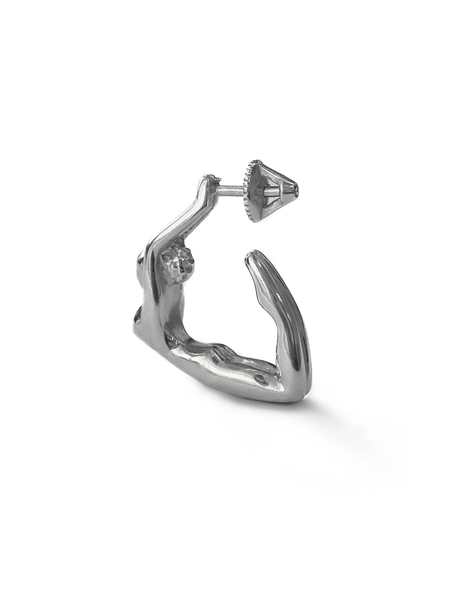 Серебряная моносерьга «Встала в позу» 1 SBLESKOM, цвет: серебро, 11666 купить онлайн