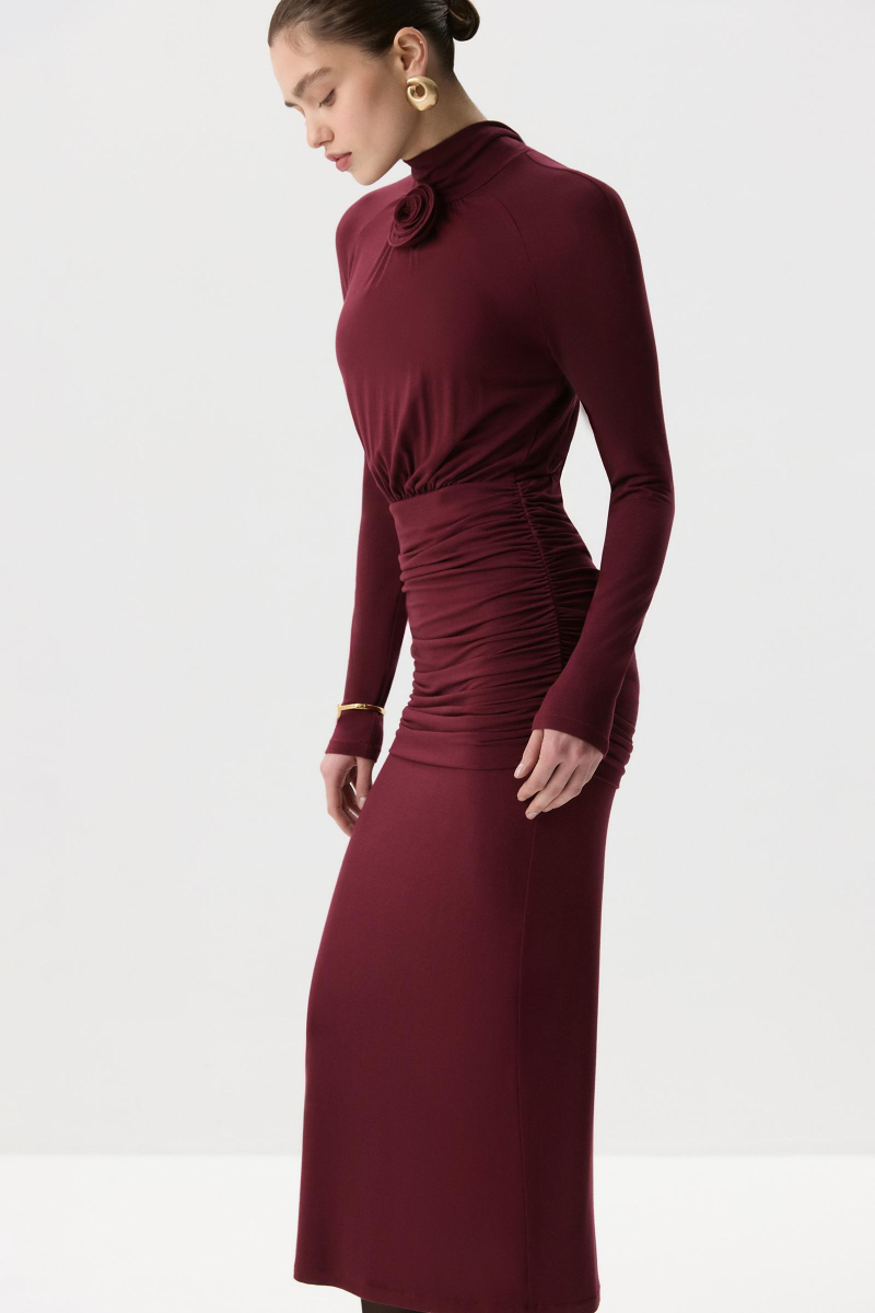 Платье макси с декоративной розой Charmstore, цвет: винный, 207-47265-451 купить онлайн