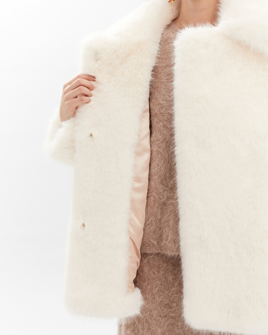 Экошуба оверсайз с английским воротником под песца Only me, цвет: молочный, ЭШ3491 купить онлайн