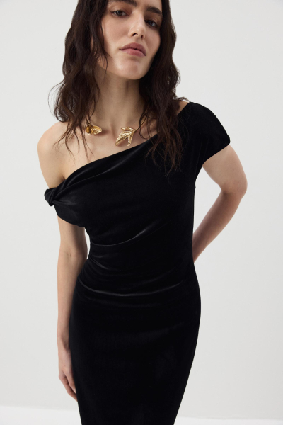 Платье макси с открытым плечом из бархата Charmstore, цвет: Черный, 111-27542-880 купить онлайн