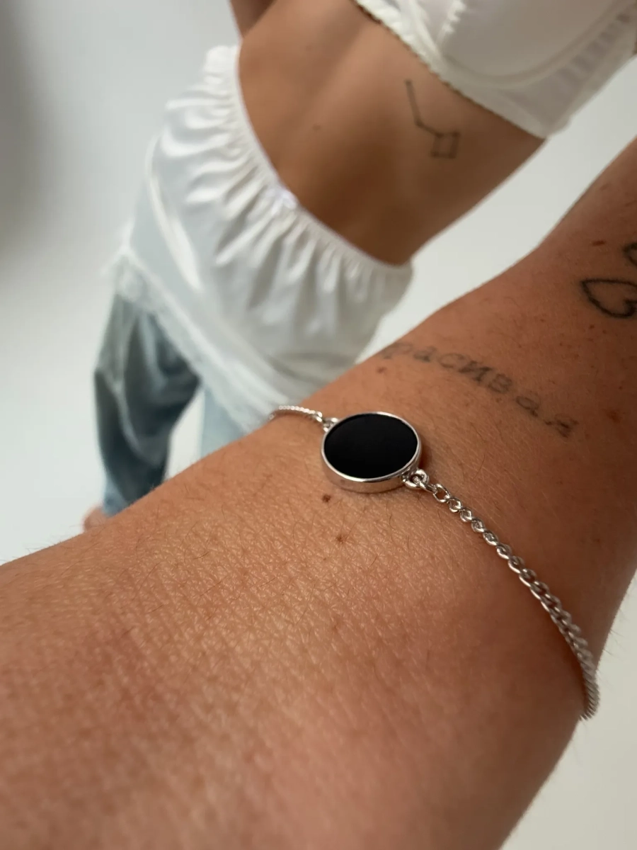 Серебряный браслет с ониксом SBLESKOM, цвет: серебро, 11297 купить онлайн