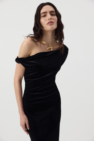 Платье макси с открытым плечом из бархата Charmstore, цвет: Черный, 111-27542-880 купить онлайн