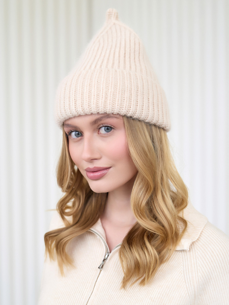 Шапка с "хвостиком"