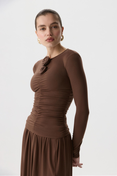 Лонгслив с декоративной розой Charmstore, цвет: шоколадный, 205-47065-551 купить онлайн