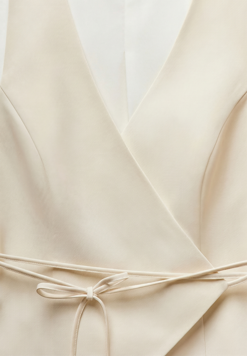 Жилет на запах из костюмной ткани REFERT, цвет: молочный, 05-4144/2-2511 купить онлайн