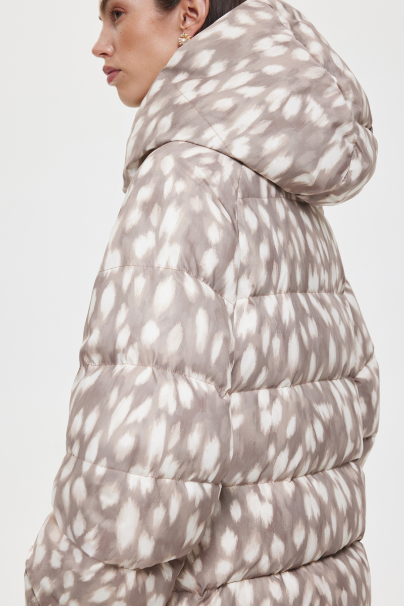 Пуховик с принтом DREAMS BY ALENA AKHMADULLINA, цвет: бежевый, 225101010504251/219000 купить онлайн