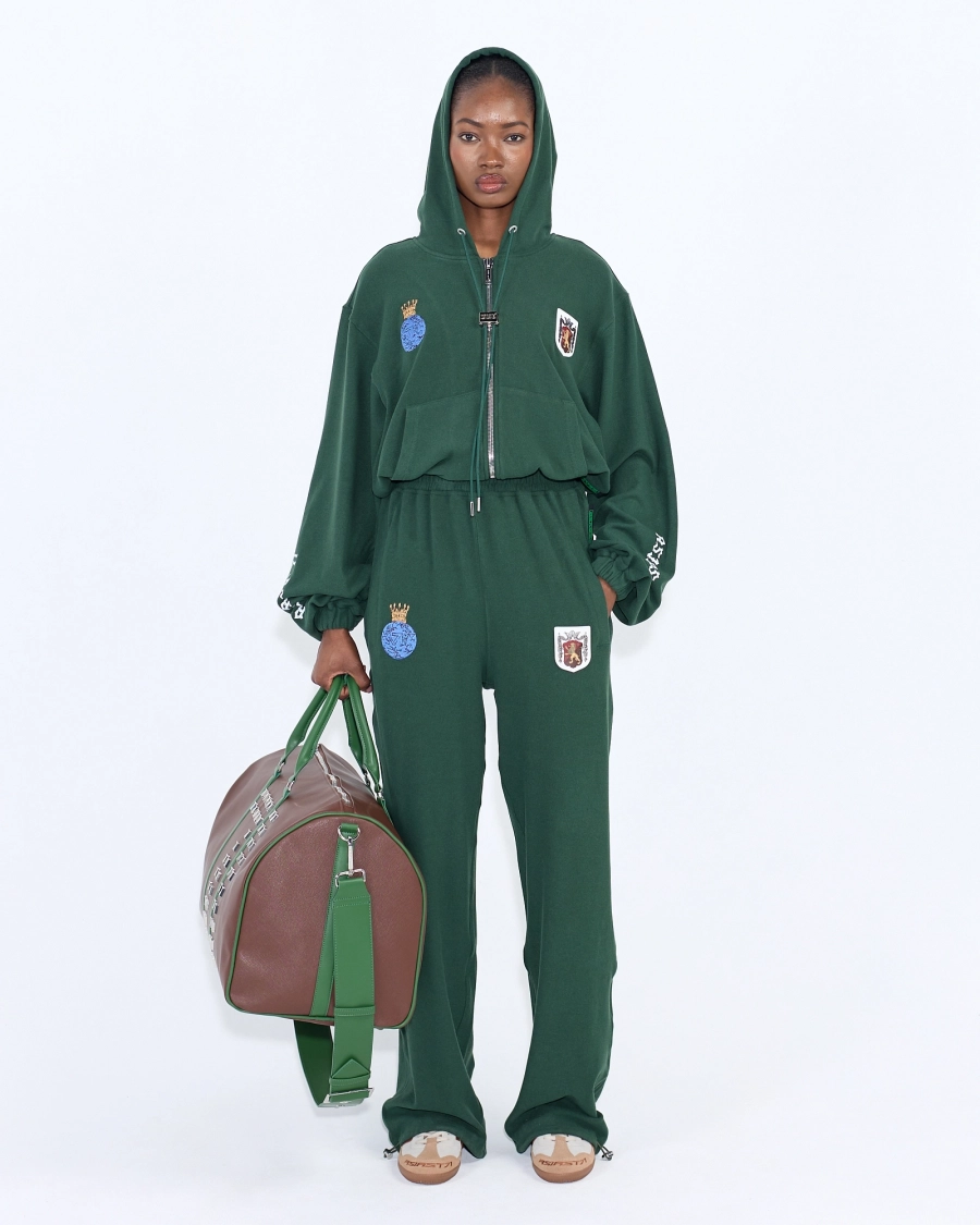 Костюм из мягкого хлопка с гербом