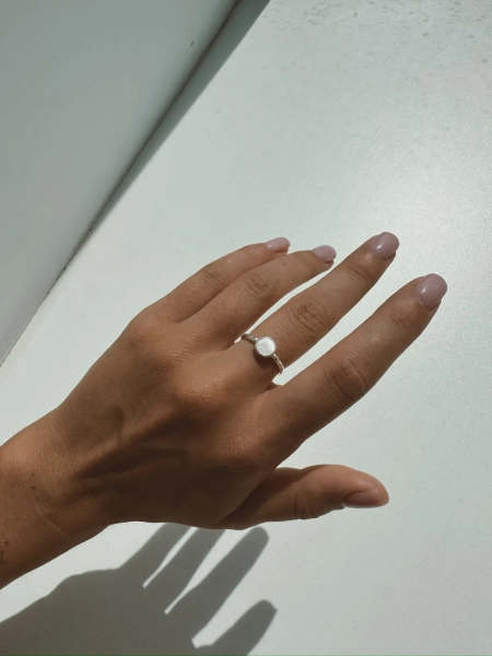 Серебряное узкое кольцо с перламутром SBLESKOM, цвет: серебро, 11910 купить онлайн