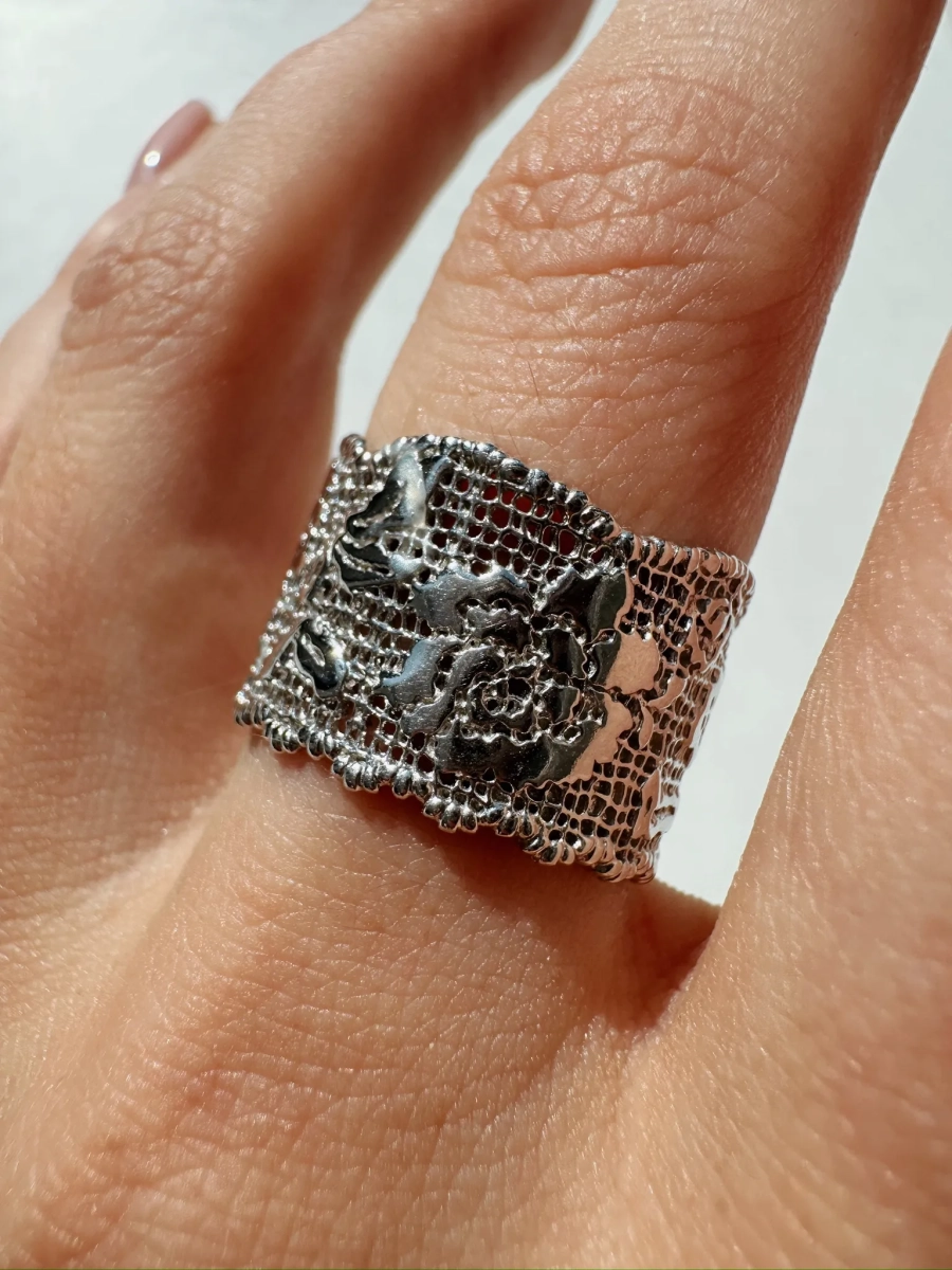 Серебряное широкое кольцо «Кружево» SBLESKOM, цвет: серебро, 12117 купить онлайн