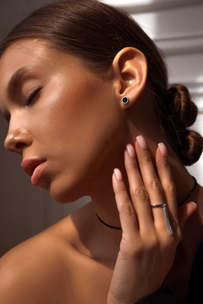 Серебряные серьги-пусеты мини "Black" с черным агатом SBLESKOM, цвет: серебро, 11272 купить онлайн