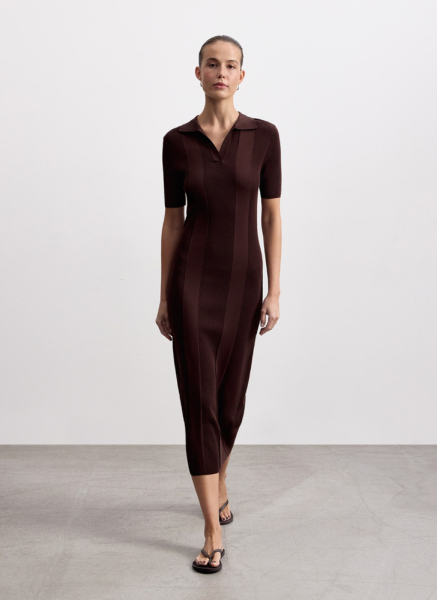 Платье вязаное с воротником поло