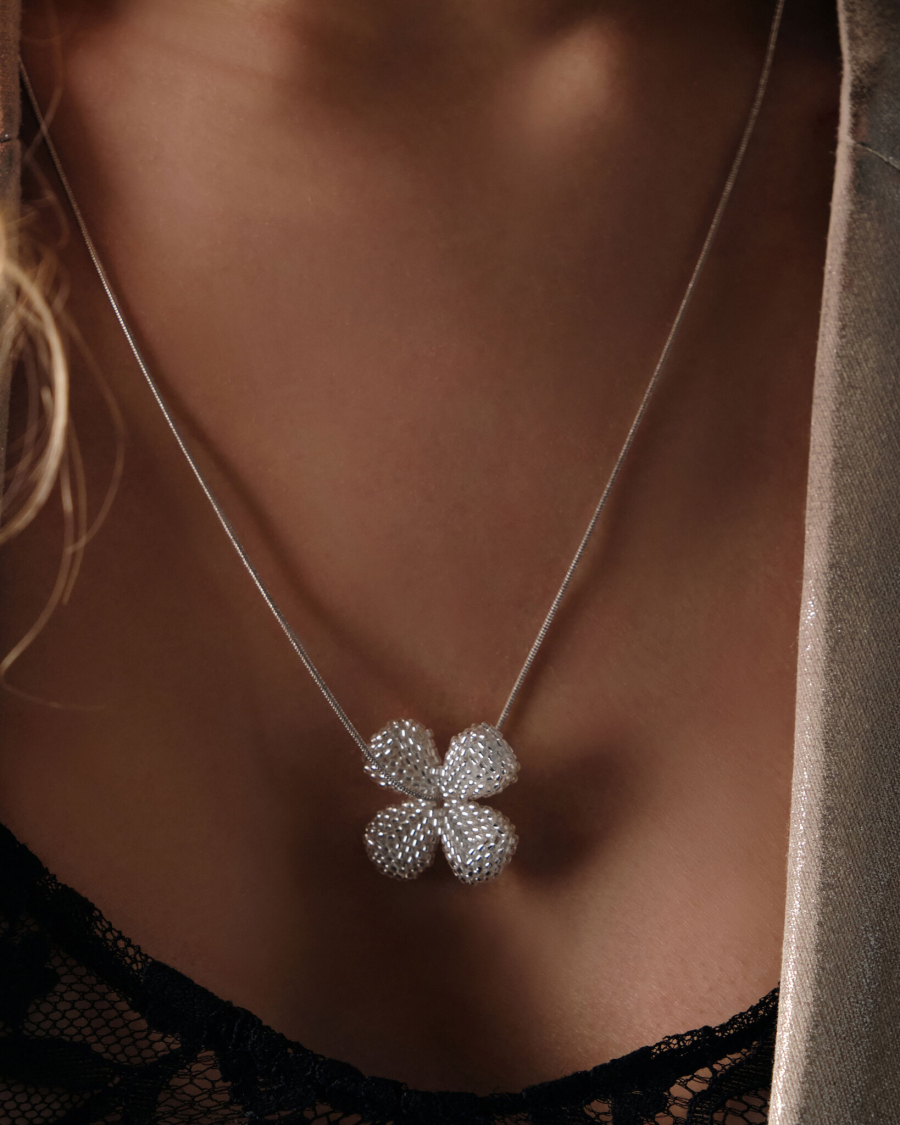 Подвеска Beaded Flower White alvaar  купить онлайн