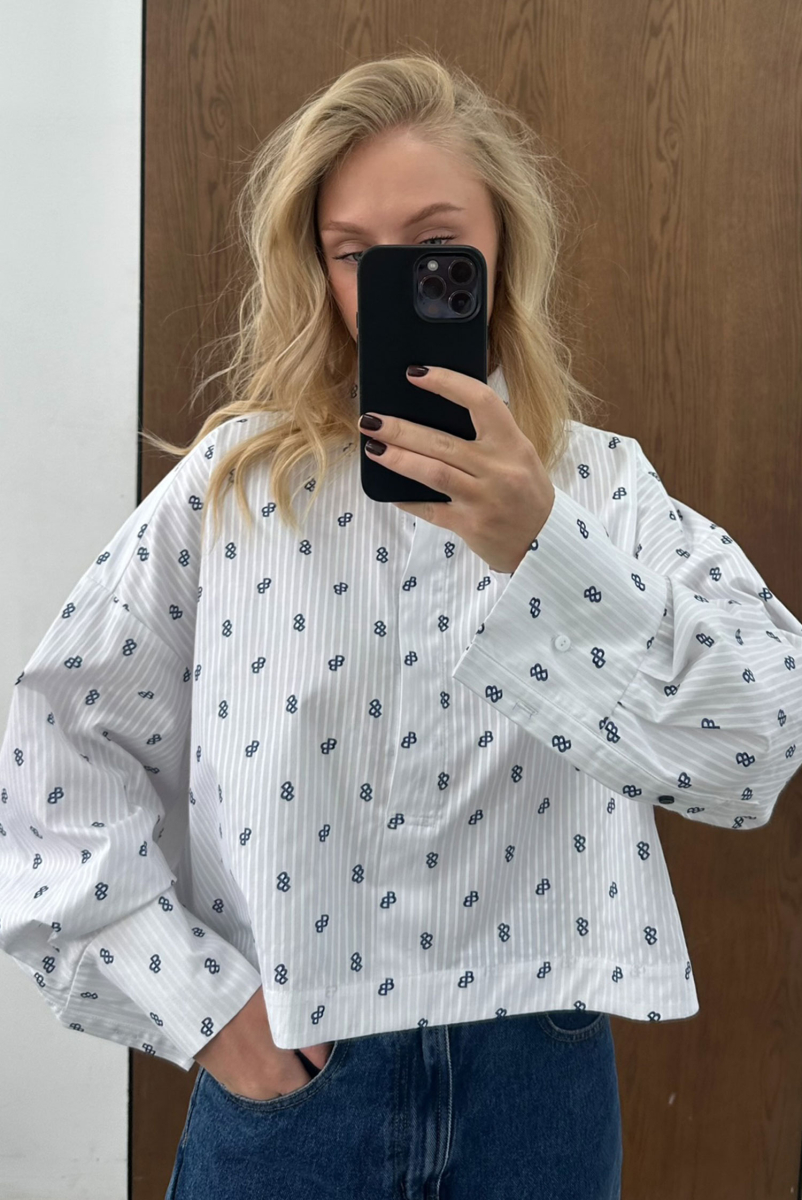 Рубашка объемная укороченная с паттерном (белая) Label .B, цвет: белый, ТР.06.5.40.0126WH купить онлайн