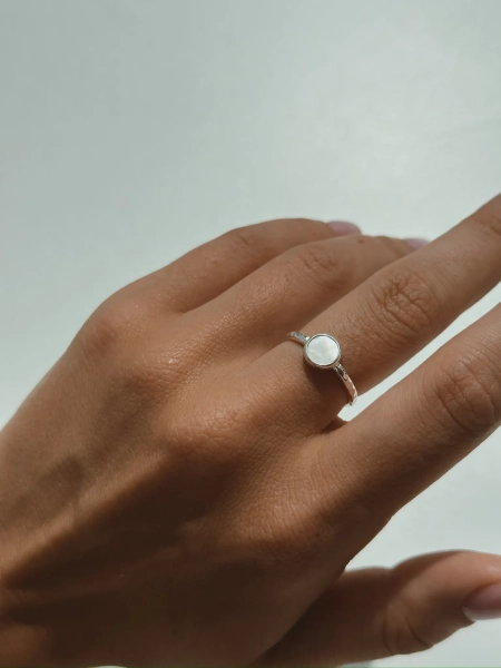 Серебряное узкое кольцо с перламутром SBLESKOM, цвет: серебро, 11910 купить онлайн