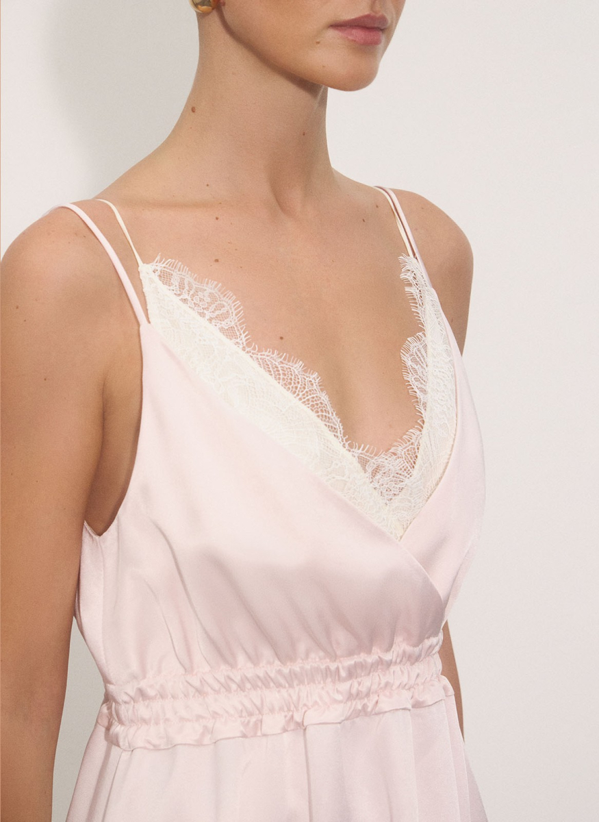 Платье из атласа