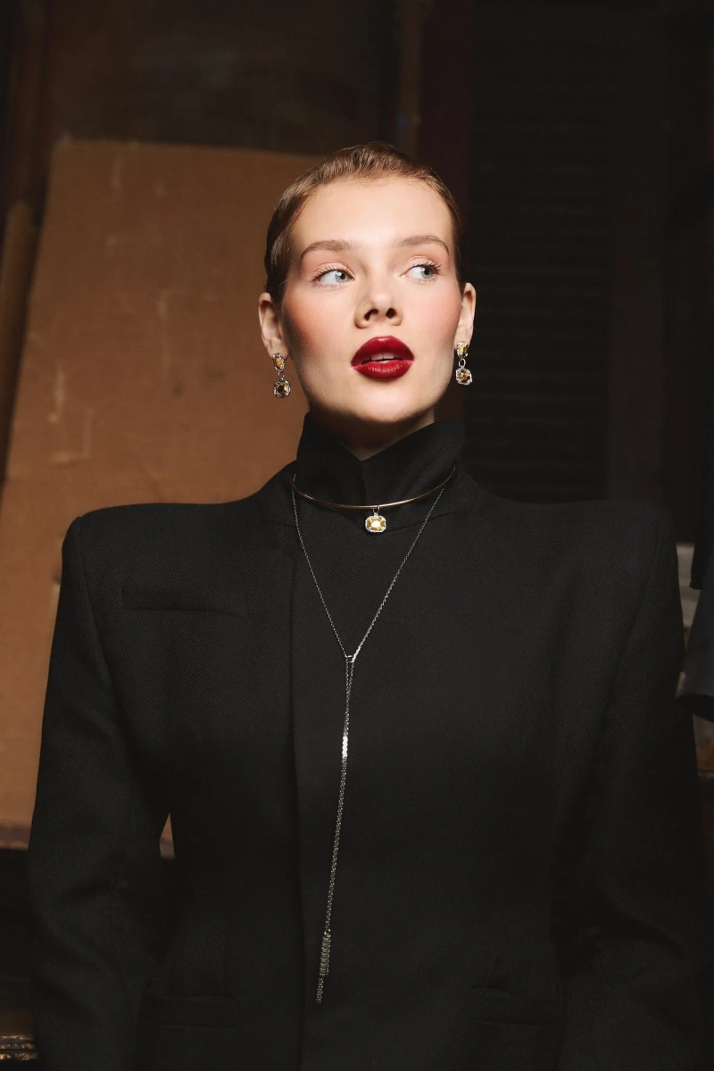 Серебряное колье-шнурок с кисточкой «Королева драмы» black SBLESKOM, цвет: серебро, 92206 купить онлайн