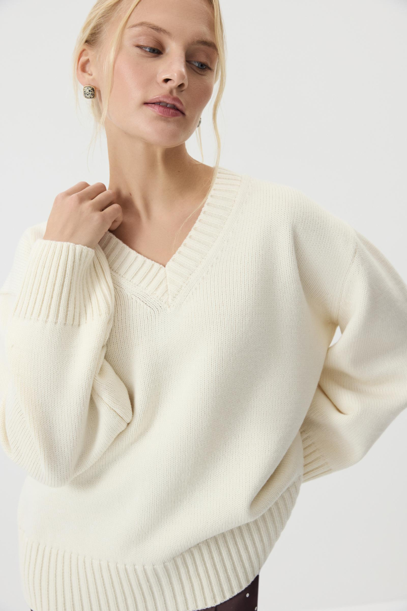 Джемпер V-neck из шерсти мериноса Charmstore, цвет: ванильный, 303-45698-113 купить онлайн