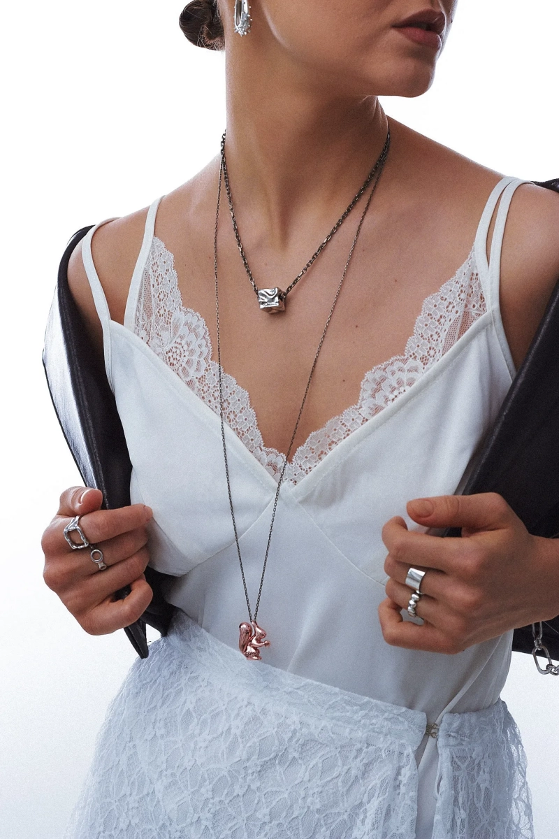 Серебряное колье «Белка» SBLESKOM, цвет: серебро, 31865 купить онлайн