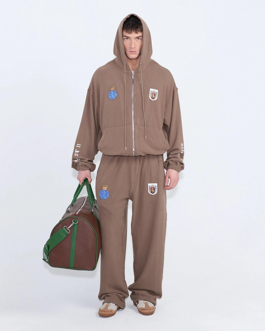 Костюм из мягкого хлопка с гербом