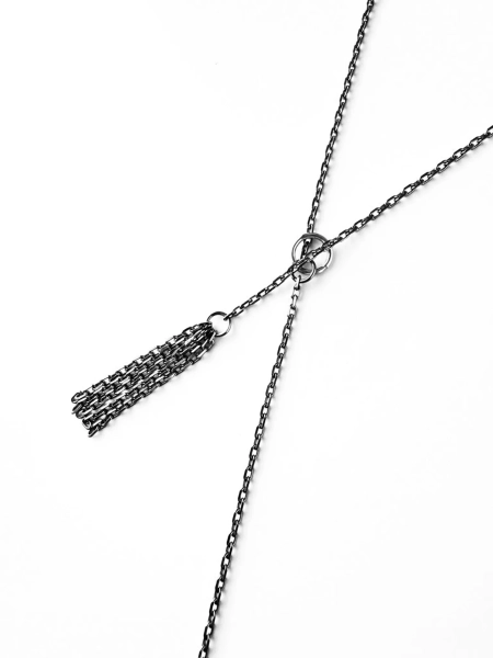 Серебряное колье-шнурок с кисточкой «Королева драмы» black SBLESKOM, цвет: серебро, 92206 купить онлайн