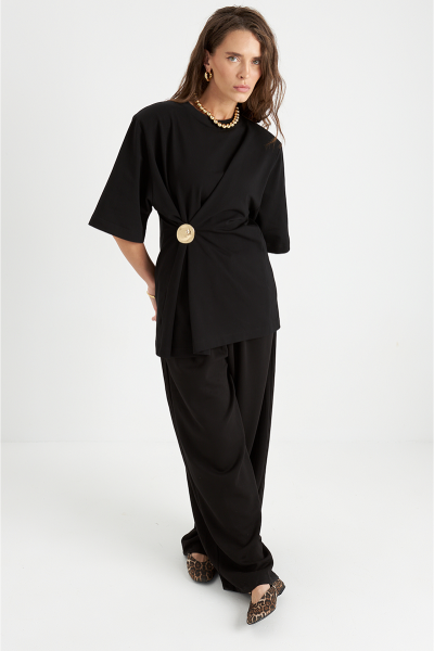 Футболка с подплечниками