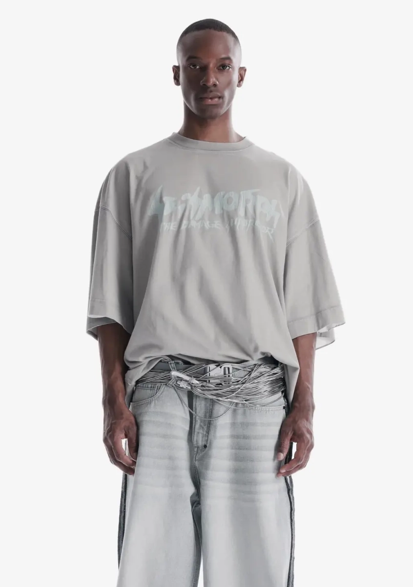 Спрей-окрашенная футболка с потрескавшимся логотипом