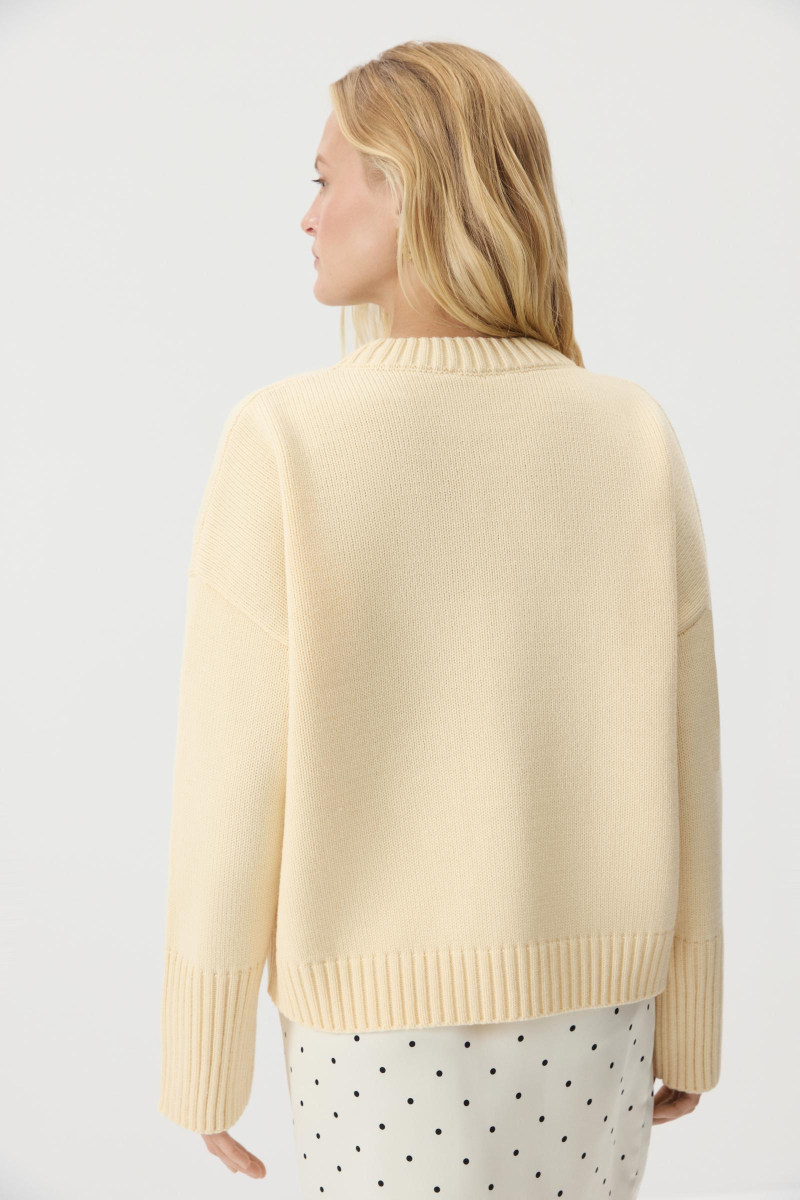 Джемпер из шерсти мериноса с круглым вырезом Charmstore, цвет: Сливочный, 303-45398-121 купить онлайн