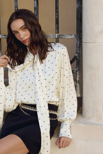 Блузка с бантом из сатина в горох Charmstore, цвет: ванильный, 102-38939-113 купить онлайн