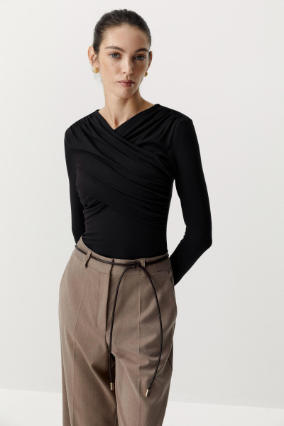 Лонгслив с драпированной деталью на груди Charmstore, цвет: Черный, 205-23265-880 купить онлайн