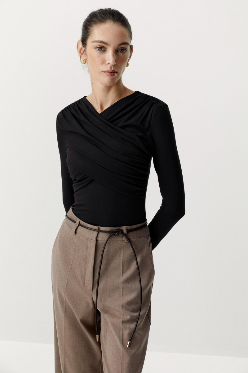 Лонгслив с драпированной деталью на груди Charmstore, цвет: Черный, 205-23265-880 купить онлайн