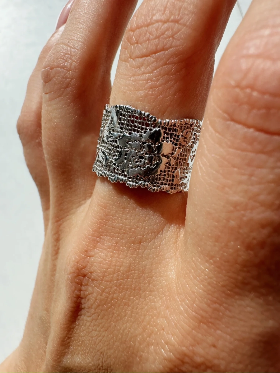 Серебряное широкое кольцо «Кружево» SBLESKOM, цвет: серебро, 12117 купить онлайн