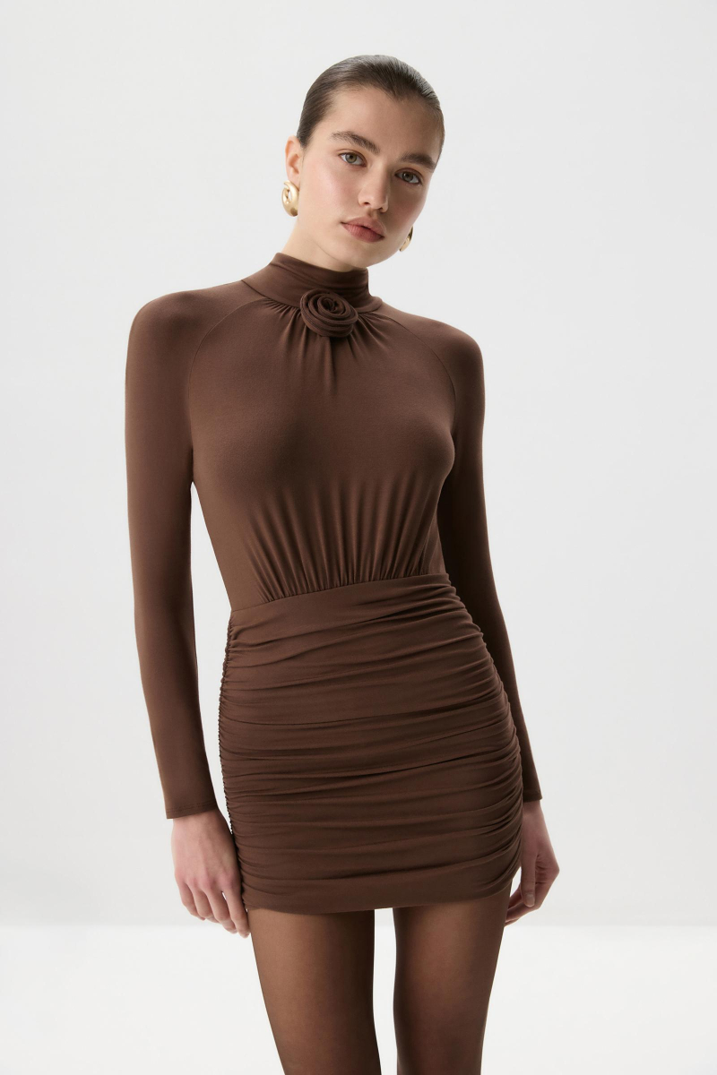 Платье мини с декоративной розой Charmstore, цвет: шоколадный, 207-47165-551 купить онлайн