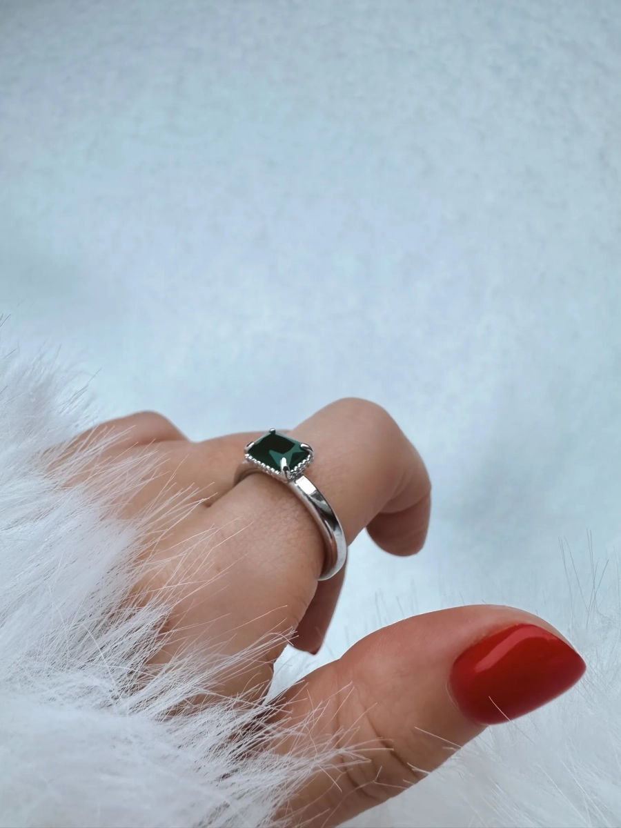 Серебряное кольцо «Змеиная натура» с зеленым агатом