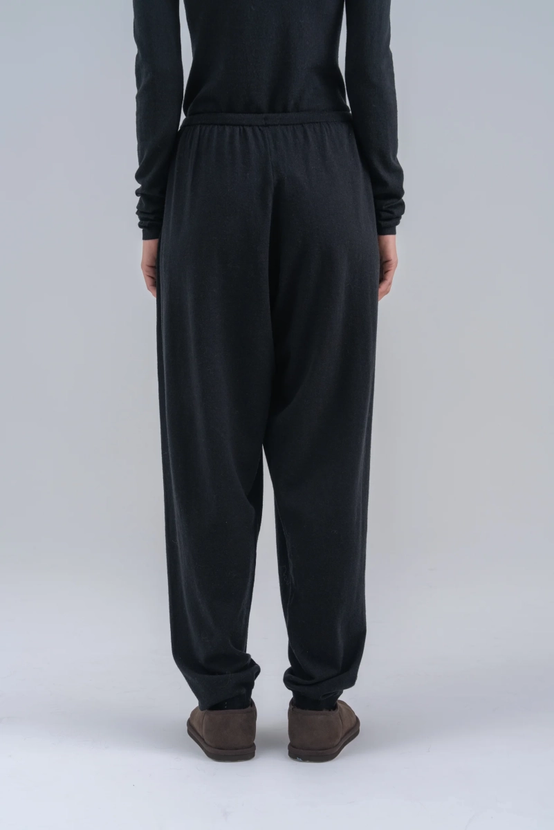 Брюки с манжетой OPORA Mankova, цвет: Черный, FW24/25-03 купить онлайн
