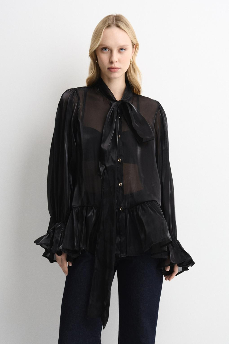 Блузка с бантом