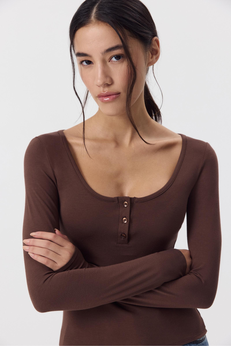 Лонгслив с пуговицами Charmstore, цвет: шоколадный, 205-43265-551 купить онлайн